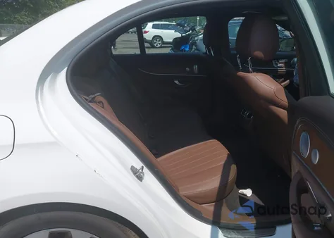 2017 Mercedes-Benz E 300 4Matic z USA, uszkodzony, nr VIN WDDZF4KB5HA197075